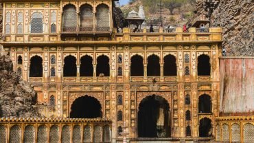 Nestled in the Aravalli Hills, Galta Ji Temple Jaipur, also known as the Monkey Temple Jaipur, is one of the most hidden gems in Jaipur and a must-visit for spiritual seekers and history enthusiasts. This ancient pilgrimage site is famous for its holy water kunds, grand architecture, and large population of friendly monkeys.